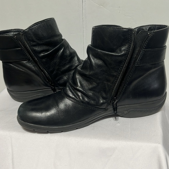 Clark’s women’s black leather Bootie size 8M - Picture 8 of 10